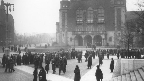 Plac między Collegium Minus Uniwersytetu Poznańskiego a pomnikiem Najświętszego Serca Pana Jezusa w 1933 roku, Narodowe Archiwum Cyfrowe